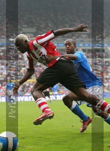 Eindhoven, 17 September 2006
Kompetitiewedstrijd PSV-Feyenoord, eindstand 2-1
Arouna Kone in duel met Dwight Tiendalli