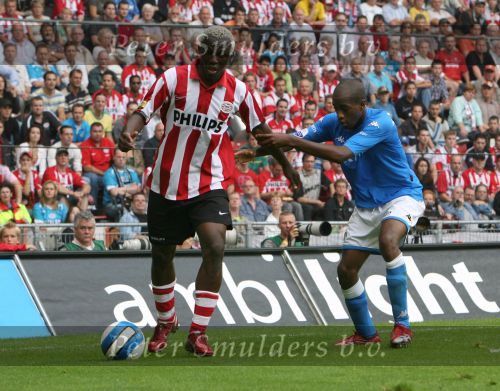Eindhoven, 17 September 2006
Kompetitiewedstrijd PSV-Feyenoord, eindstand 2-1
Arouna Kone in duel met Dwight Tiendalli
