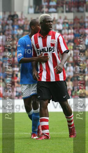 Eindhoven, 17 September 2006
Kompetitiewedstrijd PSV-Feyenoord, eindstand 2-1
Arouna Kone in duel met Dwight Tiendalli