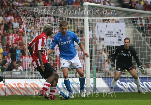 Eindhoven, 17 September 2006
Kompetitiewedstrijd PSV-Feyenoord, eindstand 2-1
Arouna Kone in duel met Theo Lucius Rechts Henk timmer