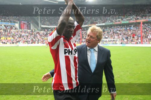 Eindhoven, 17 September 2006
Kompetitiewedstrijd PSV-Feyenoord, eindstand 2-1
Arouna Kone wordt gefeliciteer door tonny Bruins Slot