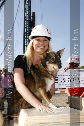 Sliedrecht 20 september 2006
Eerste paal gaat de grond in bij LEEF.
Bridget Maasland met haar hond voor het goede doel Dutchypuppy