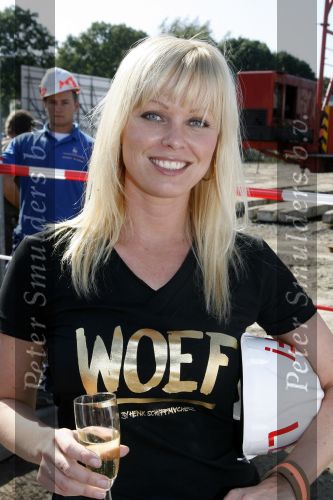 Sliedrecht 20 september 2006
Eerste paal gaat de grond in bij LEEF.
Bridget Maasland met haar hond voor het goede doel Dutchypuppy