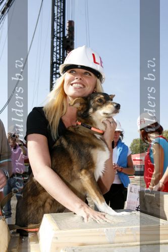 Sliedrecht 20 september 2006
Eerste paal gaat de grond in bij LEEF.
Bridget Maasland met haar hond voor het goede doel Dutchypuppy