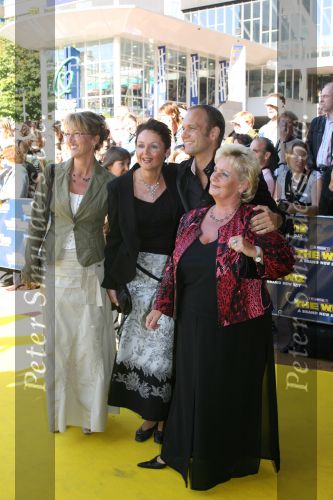 Utrecht, 9 September 2006
Beatrixhal. Permiere musical THE WIZ
Carlo Boszhard met moeder en vriendinnen