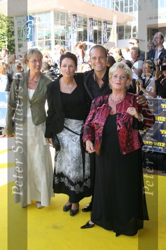 Utrecht, 9 September 2006
Beatrixhal. Permiere musical THE WIZ
Carlo Boszhard met moeder en vriendinnen
