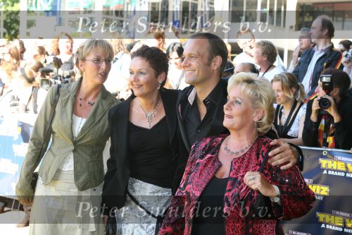 Utrecht, 9 September 2006
Beatrixhal. Permiere musical THE WIZ
Carlo Boszhard met moeder en vriendinnen