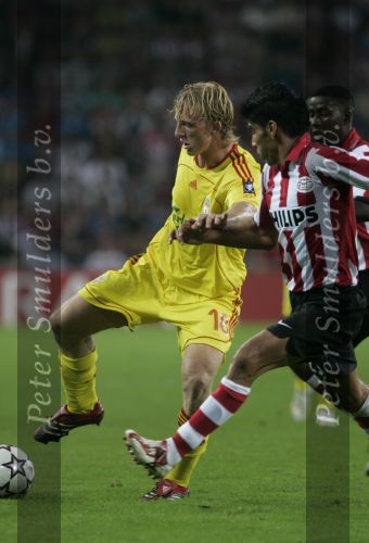 Eindhoven, 12 September 2006 Eerste wedstrijd ChampionsLeague Seizoen 2006/2007 eindtsnad 0-0
Carlos Salcido in duel met Dirk Kuyt