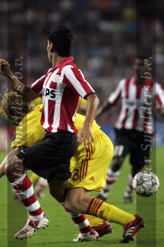 Eindhoven, 12 September 2006 Eerste wedstrijd ChampionsLeague Seizoen 2006/2007 eindtsnad 0-0
Carlos Salcido in duel met Dirk Kuyt