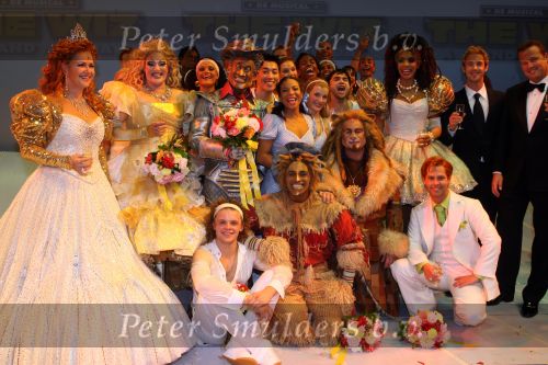 Utrecht, 9 September 2006
Beatrixhal. Permiere musical THE WIZ
De Cast met o.a.Nurlaila Karim, Danny de Munk, Jerrel Houtsnee, Danny Yanga, Jeroen Phaff, Mathilde Santing, Marjolijn Touw, Sophia Wezer, Charly Luske, Peter Rijnbeek, Jamai Loman