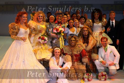 Utrecht, 9 September 2006
Beatrixhal. Permiere musical THE WIZ
De Cast met o.a.Nurlaila Karim, Danny de Munk, Jerrel Houtsnee, Danny Yanga, Jeroen Phaff, Mathilde Santing, Marjolijn Touw, Sophia Wezer, Charly Luske, Peter Rijnbeek, Jamai Loman