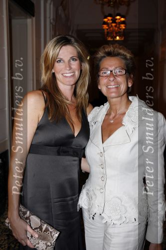 Amsterdam 11 september 2006
Modeshow Frans Molenaar in het Amstel Hotel.  Damielle Overgaag en janine v d Ende kijken naar trouwjurk