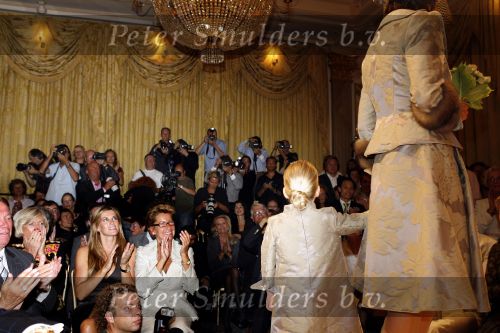 Amsterdam 11 september 2006
Modeshow Frans Molenaar in het Amstel Hotel.  Damielle Overgaag en janine v d Ende kijken naar trouwjurk