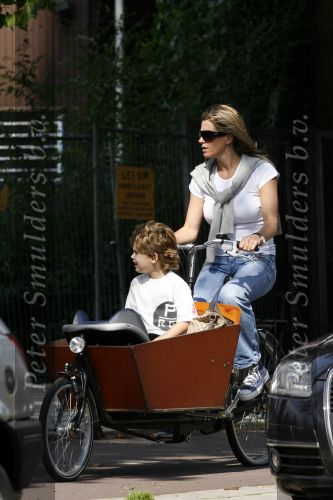 Amsterdam 26 augustus 2006
Reinout Oerlemans en Danielle Overgaag op de fiets met Thijmen Fiene Benjamin en hun hond.