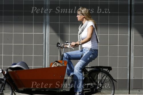 Amsterdam 26 augustus 2006
Reinout Oerlemans en Danielle Overgaag op de fiets met Thijmen Fiene Benjamin en hun hond.