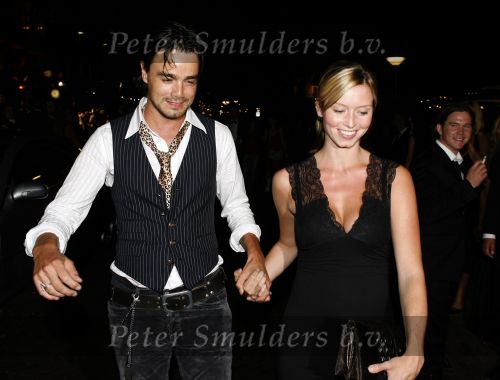 Den Haag 12 september 2006
Premiere Zwartboek in Den Haag.
Dinand Woesthof met zijn zwangere vriendin Lucy
Op achtergrond Johnny de Mol met sigaret