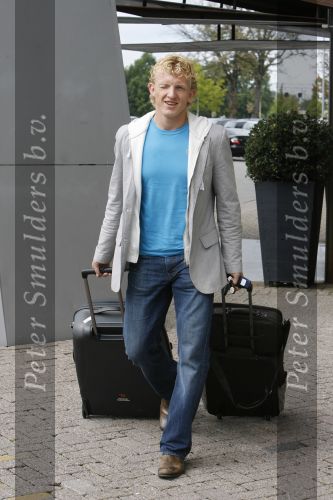 Eindhoven, 4 September 2006
Philips Stadion, bijeenkomst eerste training Nederlands elftal voor de wedstrijd tegen Wit Rusland.
Dirk Kuyt bij aankomst