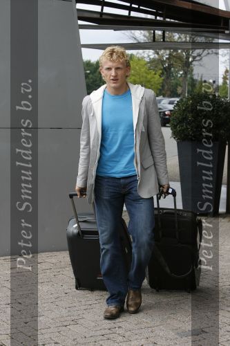 Eindhoven, 4 September 2006
Philips Stadion, bijeenkomst eerste training Nederlands elftal voor de wedstrijd tegen Wit Rusland.
Dirk Kuyt bij aankomst