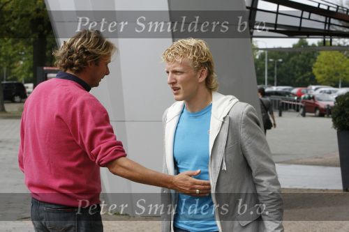 Eindhoven, 4 September 2006
Philips Stadion, bijeenkomst eerste training Nederlands elftal voor de wedstrijd tegen Wit Rusland.
Hans Kraaij Jr. die op dit moment moeilijke tijden door maakt met zijn vriendin hier in gesprek met Dirk Kuyt