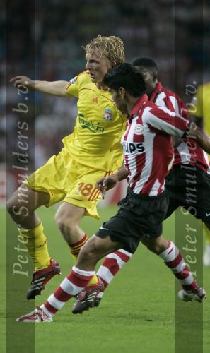 Eindhoven, 12 September 2006 PSV-FC Liverpool. 1e wedstrijd in de Champions League Seizoen 2006/2007 eindstand 0-0
Dirk Kuyt in zijn eerste CL wedstrijd voor FC Liverpool in duel met Carlos Salcido