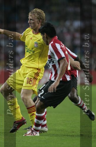 Eindhoven, 12 September 2006 PSV-FC Liverpool. 1e wedstrijd in de Champions League Seizoen 2006/2007 eindstand 0-0
Dirk Kuyt in zijn eerste CL wedstrijd voor FC Liverpool in duel met Carlos Salcido