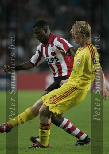 Eindhoven, 12 September 2006 PSV-FC Liverpool. 1e wedstrijd in de Champions League Seizoen 2006/2007 eindstand 0-0
Dirk Kuyt in zijn eerste CL wedstrijd voor FC Liverpool in duel met Edison Mendez