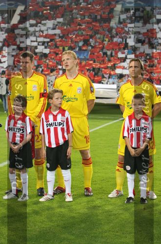Eindhoven, 12 September 2006 PSV-FC Liverpool. 1e wedstrijd in de Champions League Seizoen 2006/2007 eindstand 0-0
Dirk Kuyt in zijn eerste CL wedstrijd voor FC Liverpool met links van hem aanvoerder Jamie Carragher en rechts Boudewijn Zenden