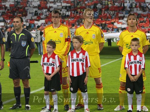Eindhoven, 12 September 2006 PSV-FC Liverpool. 1e wedstrijd in de Champions League Seizoen 2006/2007 eindstand 0-0
Dirk Kuyt in zijn eerste CL wedstrijd voor FC Liverpool met links van hem Jamie Carragher en rechts Boudewijn Zenden