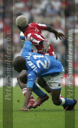 Eindhoven, 17 September 2006
Kompetitiewedstrijd PSV-Feyenoord, eindstand 2-1
Dwight Tiendalli probeert Arouna Kone van de bal te houden