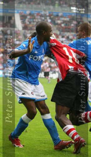 Eindhoven, 17 September 2006
Kompetitiewedstrijd PSV-Feyenoord, eindstand 2-1
Dwight Tiendalli probeert Arouna Kone van de bal te houden