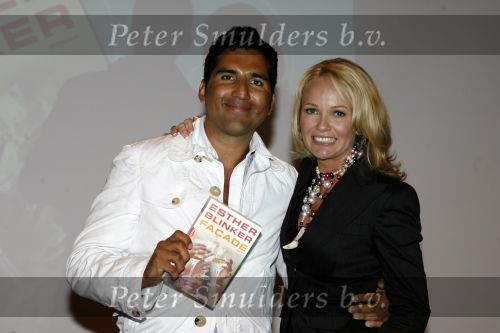 Noordwijk 26 augustus 2006
Presentatie Boek Esther Blinker in huis ter Duin.
 Esther Blinker en Rodrigo Otazu