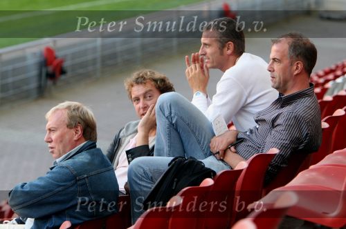 Eindhoven, 4 September 2006
Training Nederlands elftal in het PSV stadion t.g.v. a.s. interland tegen wit Rusland.
Links op de foto Rob Fleur en rechts Chef-sport verslaggever Frans v d nieuwenhof van het Eindhovens Dagblad