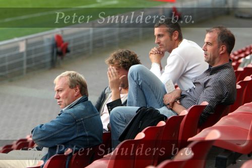 Eindhoven, 4 September 2006
Training Nederlands elftal in het PSV stadion t.g.v. a.s. interland tegen wit Rusland.
Links op de foto Rob Fleur en rechts Chef-sport verslaggever Frans v d nieuwenhof van het Eindhovens Dagblad