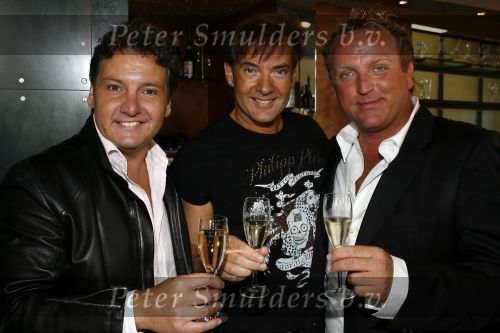 Loosdrecht 30 augustus 2006
presentatie gouden dvd van de toppers in concert bij Restaurant Zin. Gordon Rene Froger en Gerard Joling met champagne