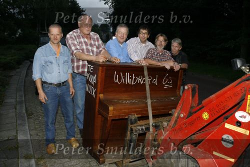 Laren 6 september 2006
Willibrord Frequin wordt verrast door zijn vrienden op zijn 65e verjaardag. Zijn vrienden uit Moeke Spijstra zetten een piano voor zijn deur. In het midden Guido Maas
