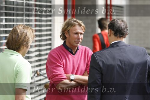 Eindhoven, 4 September 2006
Philips Stadion, bijeenkomst eerste training Nederlands elftal voor de wedstrijd tegen Wit Rusland.
Hans Kraaij Jr. die op dit moment moeilijke tijden door maakt met zijn vriendin hier in gesprek met Marco v Basten en Rob Witschge