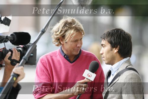 Eindhoven, 4 September 2006
Philips Stadion, bijeenkomst eerste training Nederlands elftal voor de wedstrijd tegen Wit Rusland.
Hans Kraaij Jr. die op dit moment moeilijke tijden door maakt met zijn vriendin hier in gesprek met Giovanni v Bronckhorst