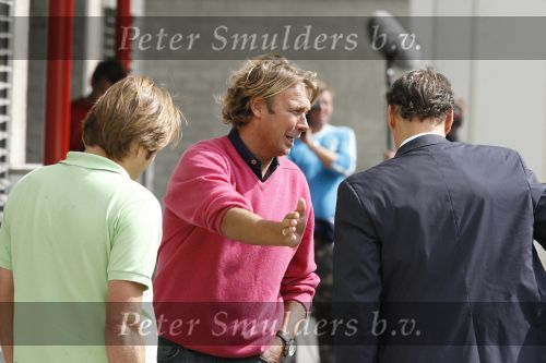 Eindhoven, 4 September 2006
Philips Stadion, bijeenkomst eerste training Nederlands elftal voor de wedstrijd tegen Wit Rusland.
Hans Kraaij Jr. die op dit moment moeilijke tijden door maakt met zijn vriendin hier in gesprek met Marco v Basten en Rob Witschge