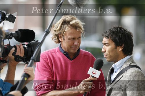 Eindhoven, 4 September 2006
Philips Stadion, bijeenkomst eerste training Nederlands elftal voor de wedstrijd tegen Wit Rusland.
Hans Kraaij Jr. die op dit moment moeilijke tijden door maakt met zijn vriendin hier in gesprek met Giovanni v Bronckhorst