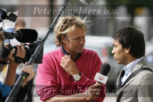 Eindhoven, 4 September 2006
Philips Stadion, bijeenkomst eerste training Nederlands elftal voor de wedstrijd tegen Wit Rusland.
Hans Kraaij Jr. die op dit moment moeilijke tijden door maakt met zijn vriendin hier in gesprek met Giovanni v Bronckhorst