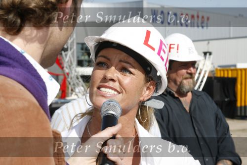 Sliedrecht 20 september 2006
Eerste paal gaat de grond in bij LEEF.
Inge de Bruijn voor het goede doel Kika