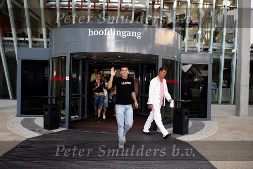 Sneek 14 september 2006
Jan Smit gaat met helicopter heel nederland af om zijn nieuwe cd te promoten.