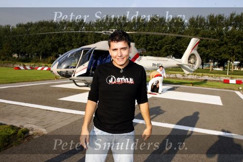 Sneek 14 september 2006
Jan Smit gaat met helicopter heel nederland af om zijn nieuwe cd te promoten.