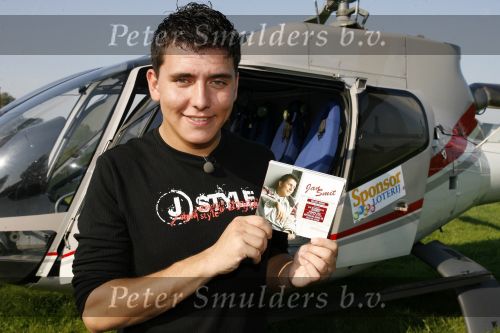 Sneek 14 september 2006
Jan Smit gaat met helicopter heel nederland af om zijn nieuwe cd te promoten.