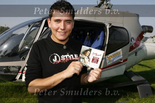 Sneek 14 september 2006
Jan Smit gaat met helicopter heel nederland af om zijn nieuwe cd te promoten.