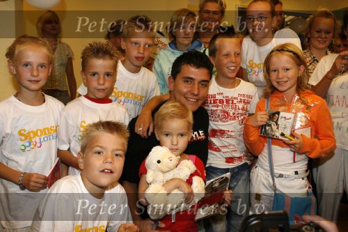 Sneek 14 september 2006
Jan Smit gaat met helicopter heel nederland af om zijn nieuwe cd te promoten.