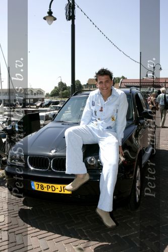 Volendam 19 mei 2004
Jan Smit uitreiking nieuwe cd en nieuw BMW X3.
 Jan Smit en zijn vader met BMW X3