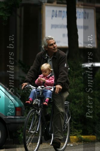 Amsterdam 5 september 2006
Jan Stekelenburg op de fiets met zijn kleindochter.