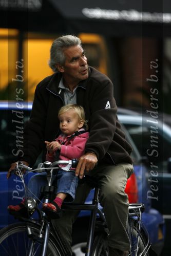 Amsterdam 5 september 2006
Jan Stekelenburg op de fiets met zijn kleindochter.