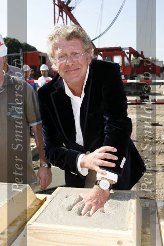 Sliedrecht 20 september 2006
Eerste paal gaat de grond in bij LEEF.
Jan des Bouvrie goede doel RSCC